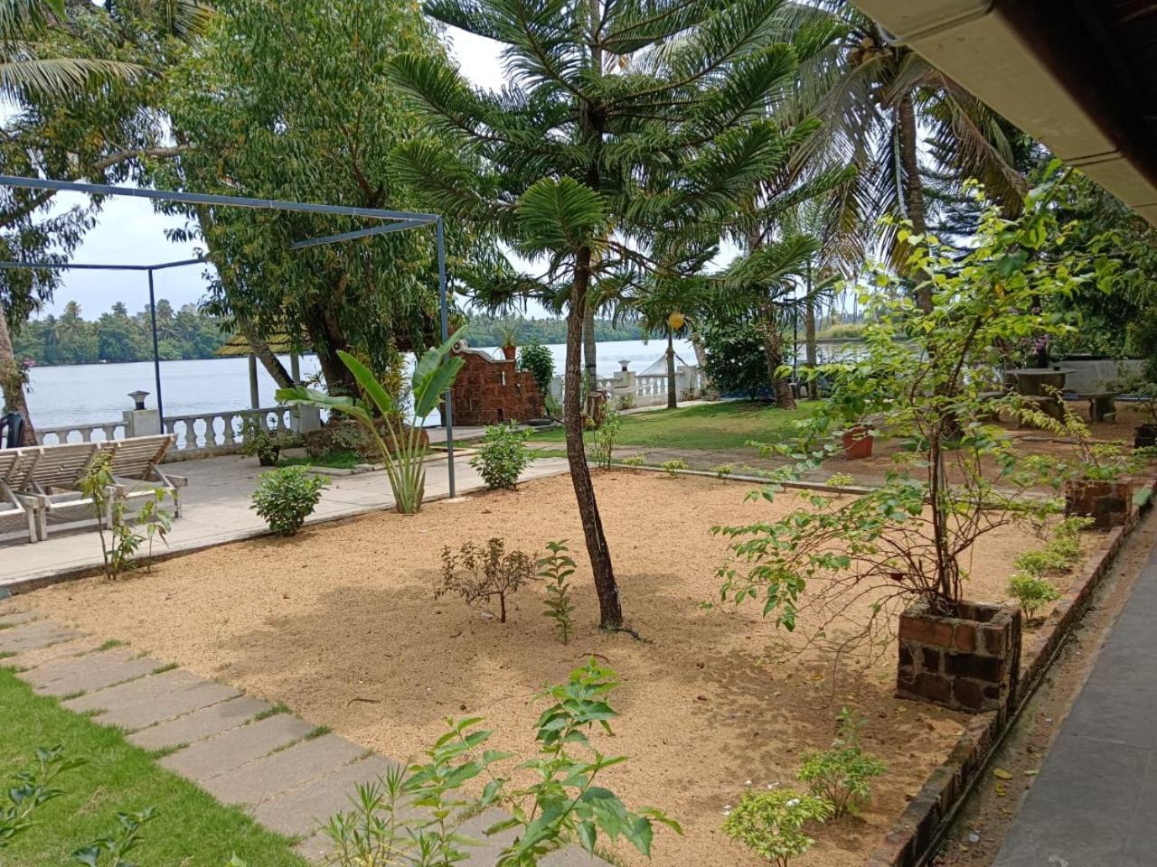 Ambadi'S Villa -Lake View Resort Pallipuram Kültér fotó